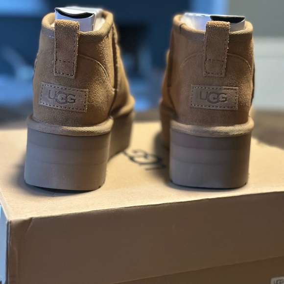 UGG Women’s Ultra Mini Classic Platform Boot - Picture 3 of 4